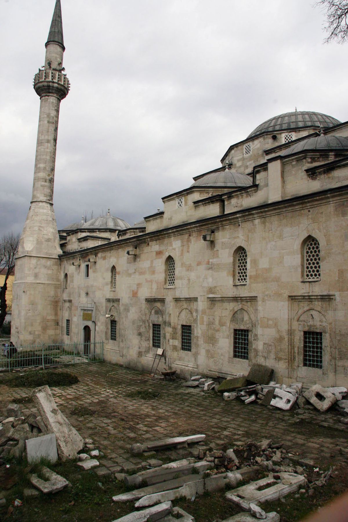 Mahmud Paşa Camii Mezarlığı Define Avcılarının Saldırısına Uğradı