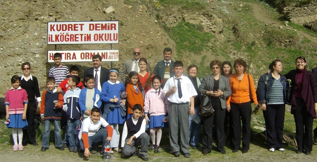 Salihli'de, İlköğretim Okulu Öğrencileri Bin 500 Fidan Dikti