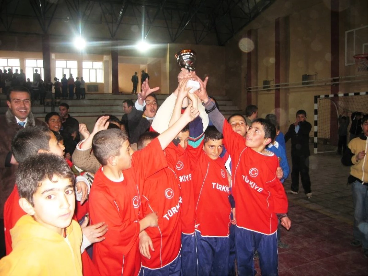 Taşlıçay\'da İlköğretim Okulları Futbol Turnuvası