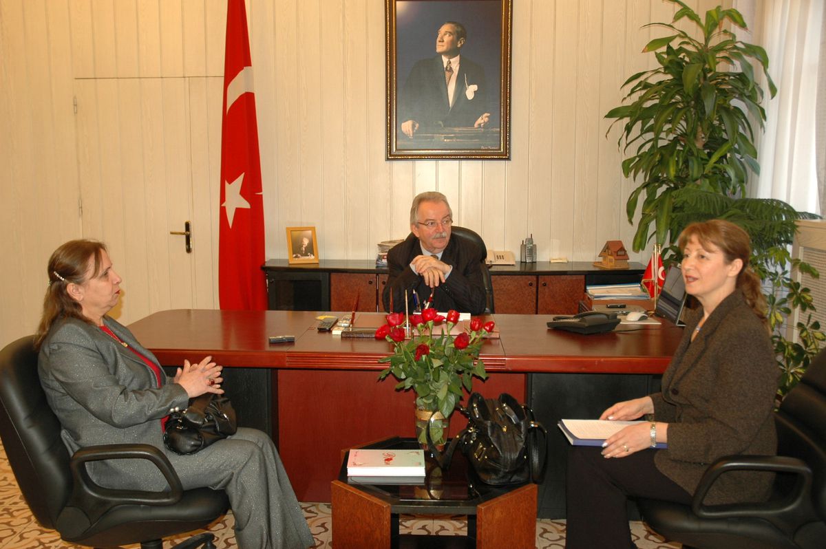 Yeni Kurulan Derneğin İlk İcraatı, Validen Bina İstemek Oldu