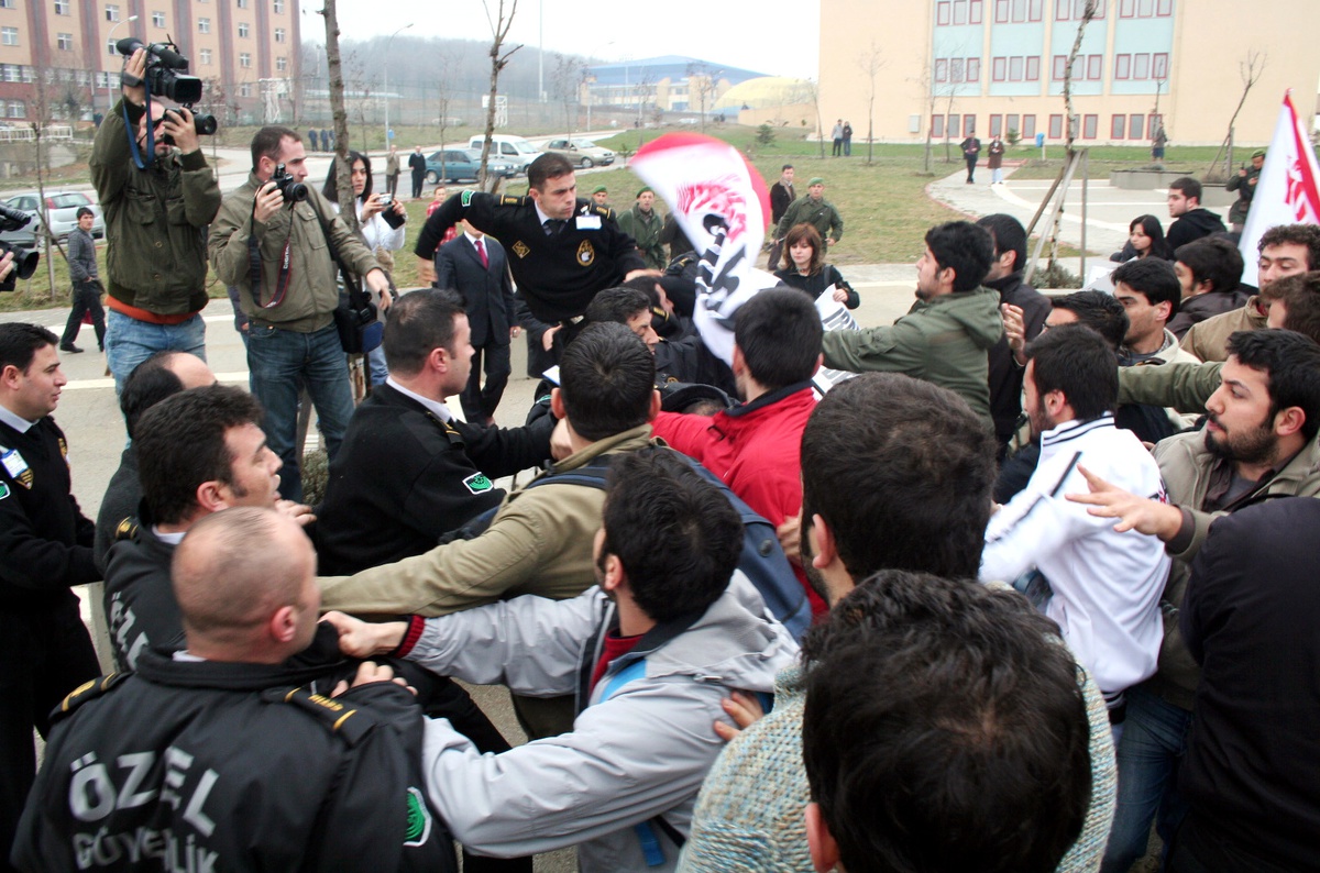 Aibü'de İzinsiz Açıklama Yapmak İsteyen 15 Öğrenci Gözaltına Alındı