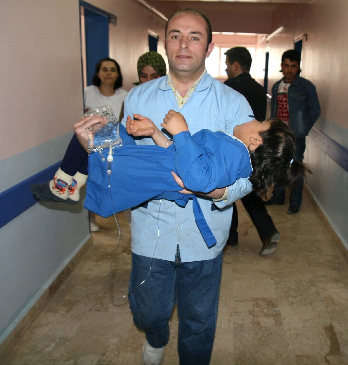 Çöpten Bulunan Toz İçecek 56 Öğrenciyi Zehirledi