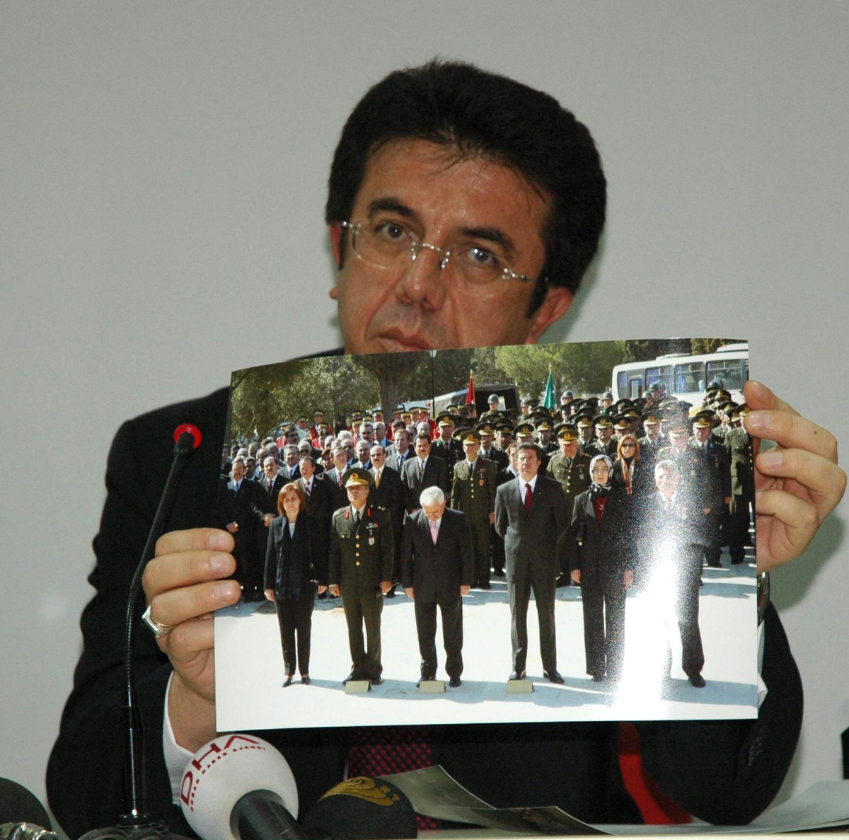 Denizli Belediye Başkanı 18 Mart Törenlerine Başörtüsüyle Katılan Eşine Yönelik Eleştirilere Cevap Verdi