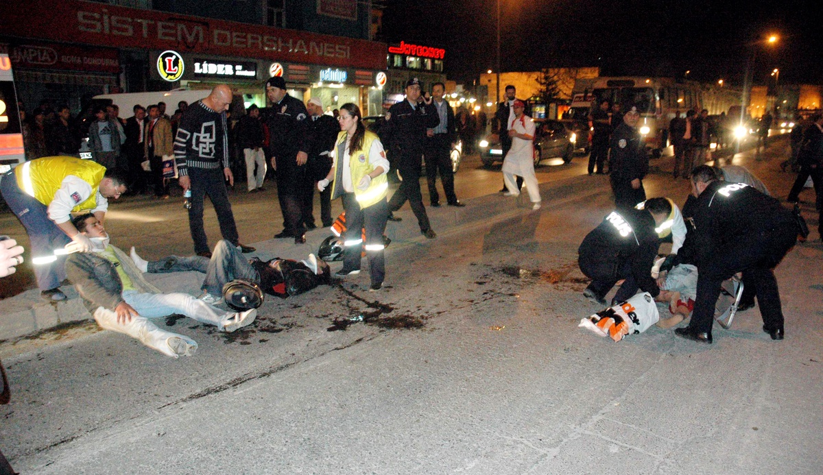 Motosiklet Yayaya Çarptı: 3 Yaralı