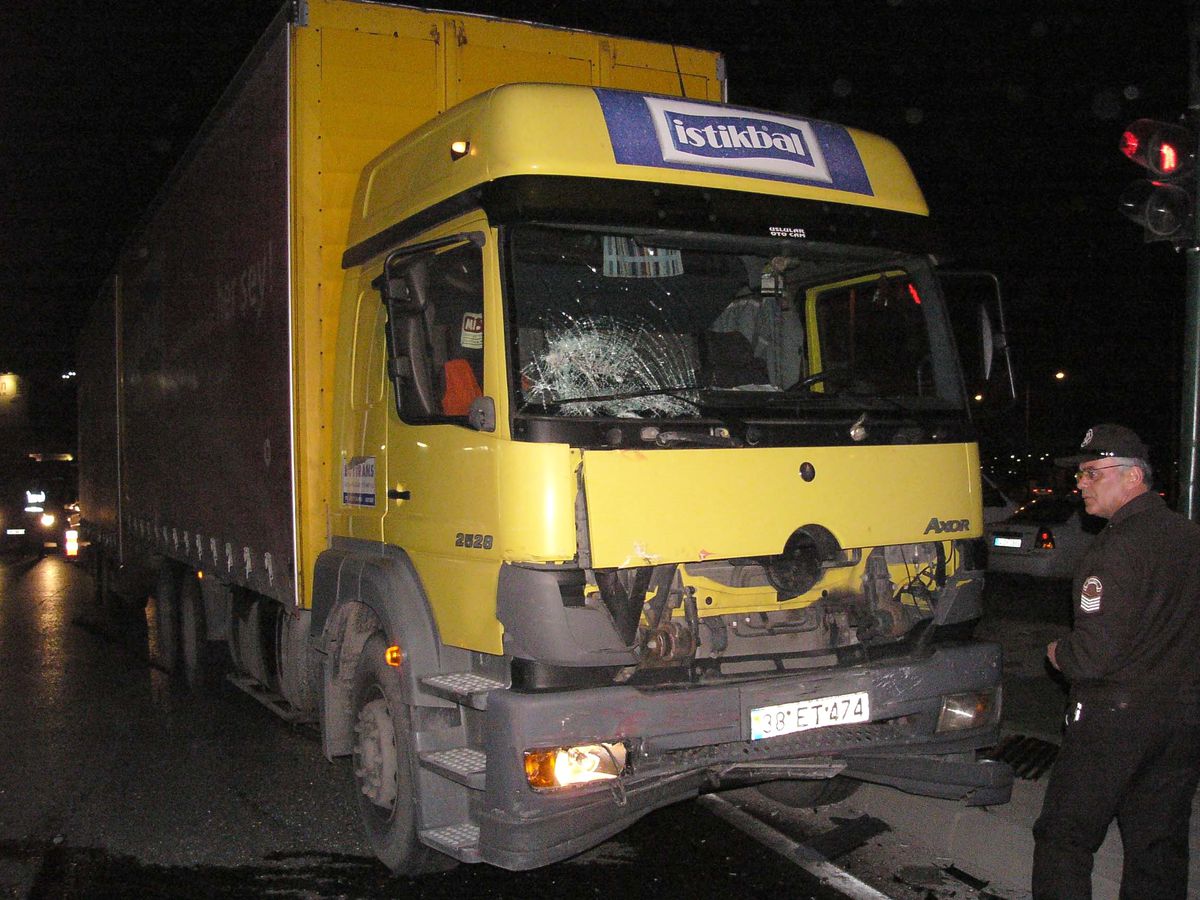 Tır, Dolmuş Minibüse Çarptı: 4 Yaralı