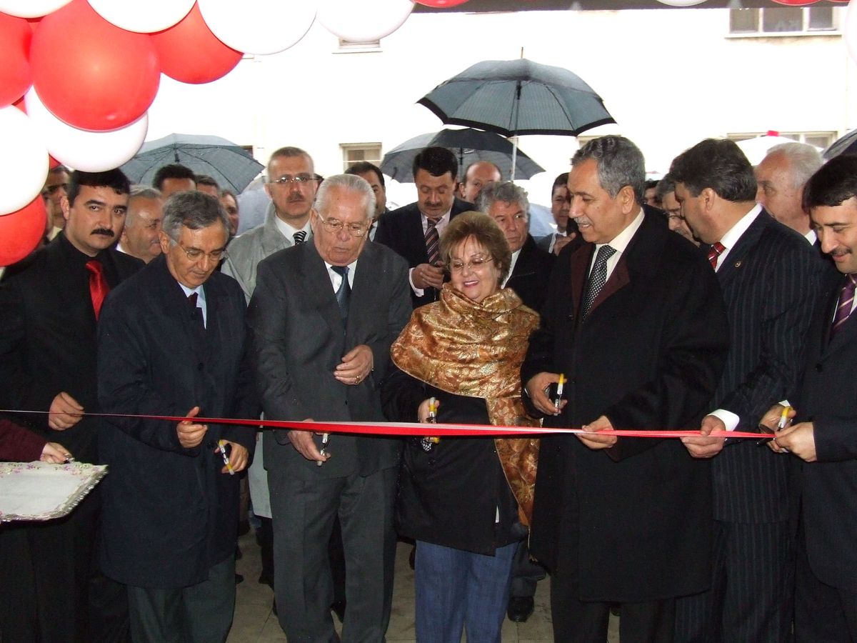 Arınç, Akhisar'da 3 Okulu Eğitime Açtı