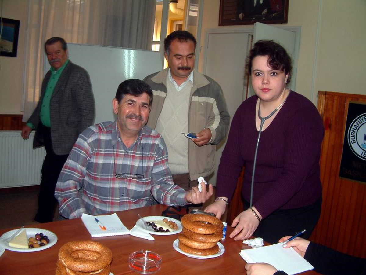 Basın Toplantısında Şeker Ölçümü Yaptılar