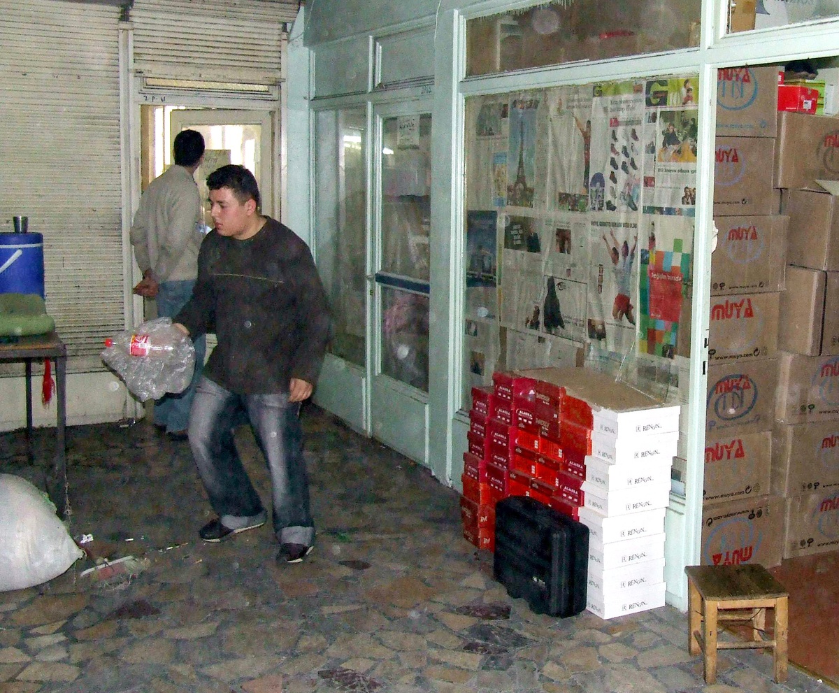 Bir İş Yerinin Deposuna Giren Hırsızlar Ayakkabı Çaldı