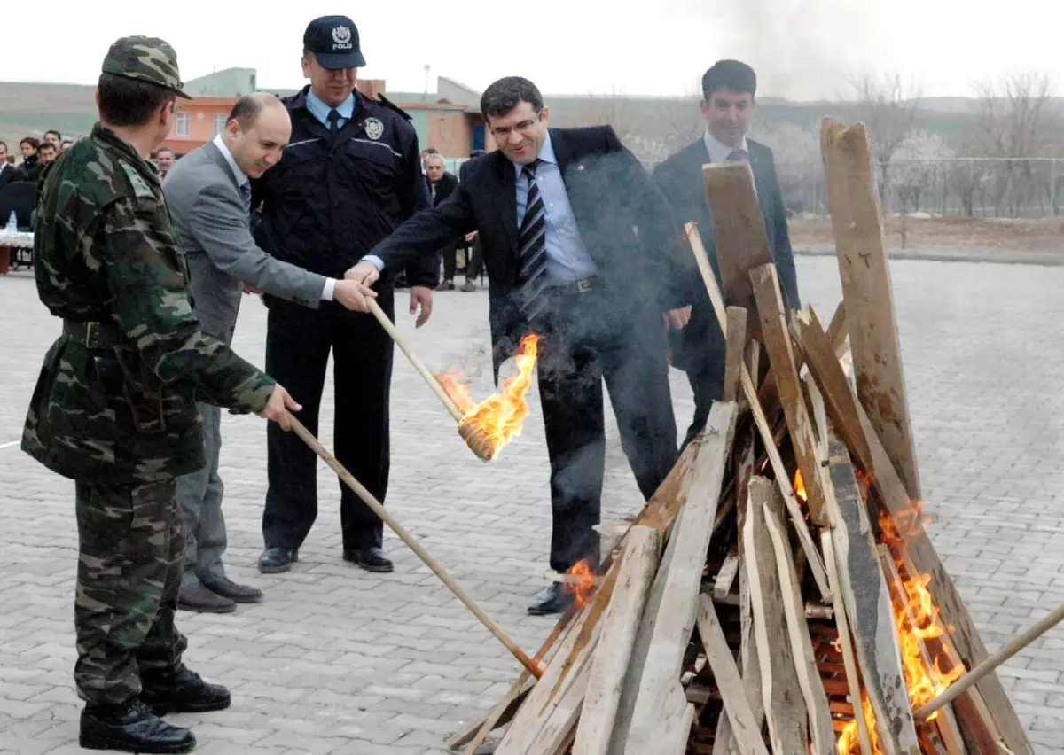 Çınar\'da Nevruz Ateş Yakılarak ve Ağaç Dikilerek Kutlandı