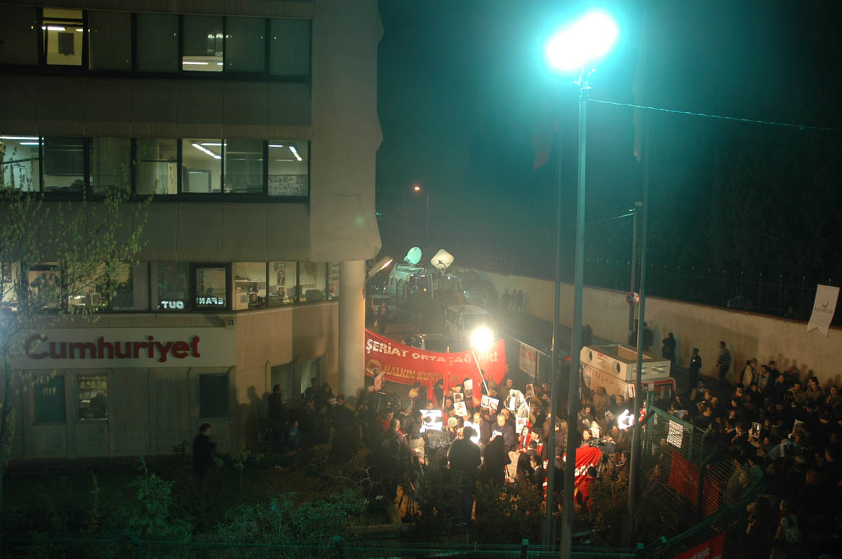 Cumhuriyet Gazetesi Önünde Destek Bekleyişi Sürüyor