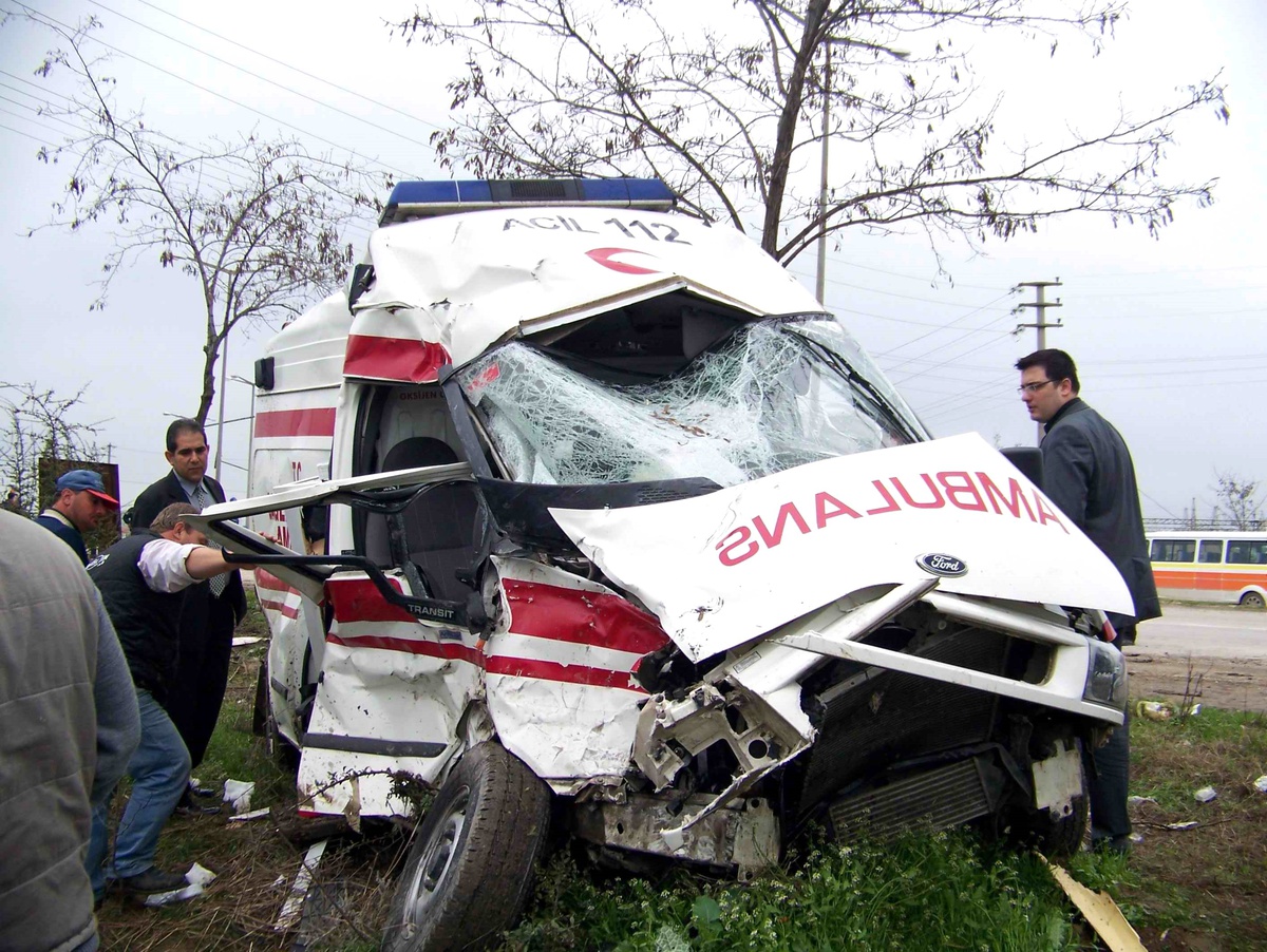 Hasta Almaya Giden Ambulans Kaza Yaptı: 3 Yaralı
