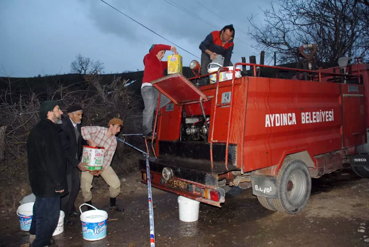 Suyu Biten İtfaiye Aracına Köylülerden İlginç Çözüm