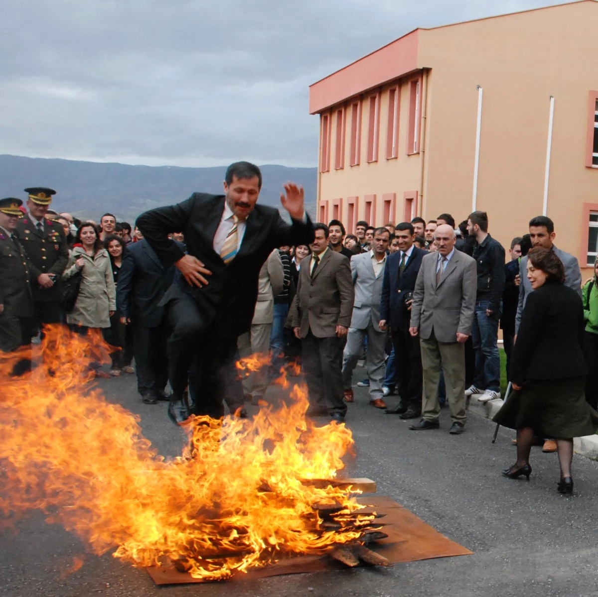 Tokat\'ta Nevruz Ateşine Rüzgar Engeli