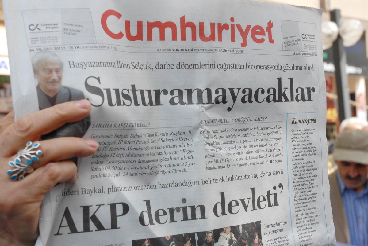 Antalyalılar Ergenekon Operasyonunu Protesto Etti