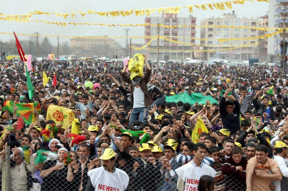 Batman\'da Nevruz Bayramı PKK\'nın Gösterisine Dönüştü