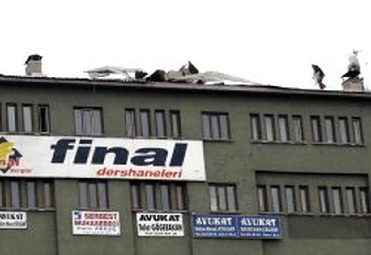 Erzurum'da Çatılar Havaya Uçtu, Tabelalar Yerinden Savruldu