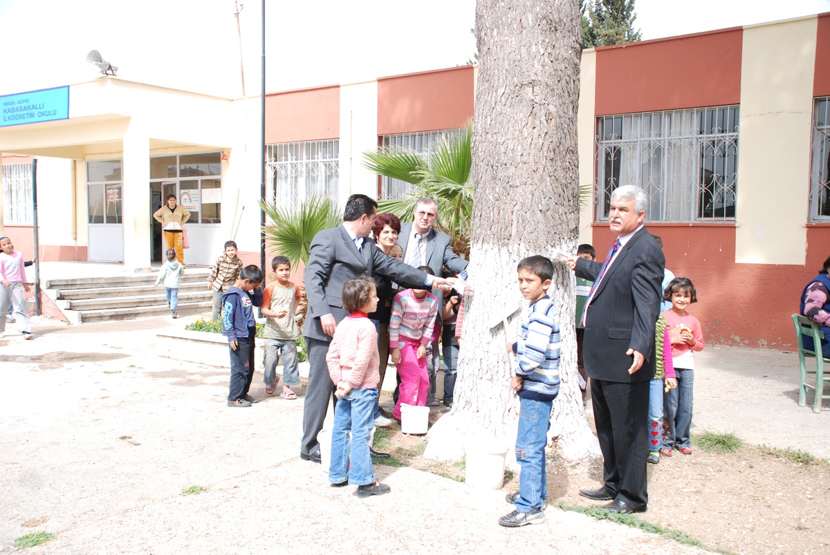Başkan Öngel Öğrencilerle Birlikte Ağaç Boyadı