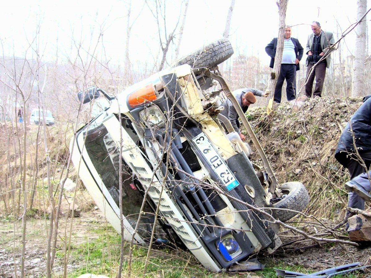 Minibüs Bahçeye Uçtu: 2 Yaralı