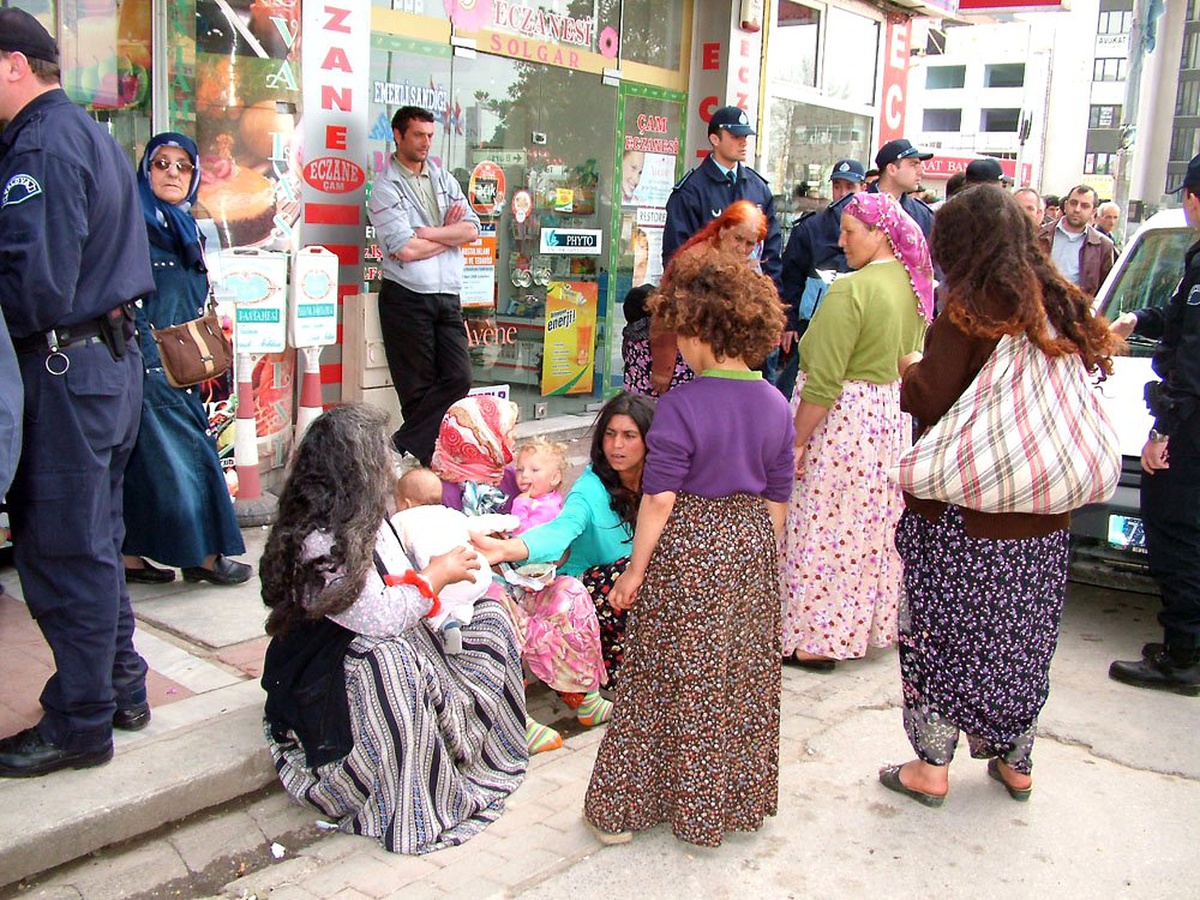 Tırnakçılık Yapan Dilenciler Polisten Kaçamadı