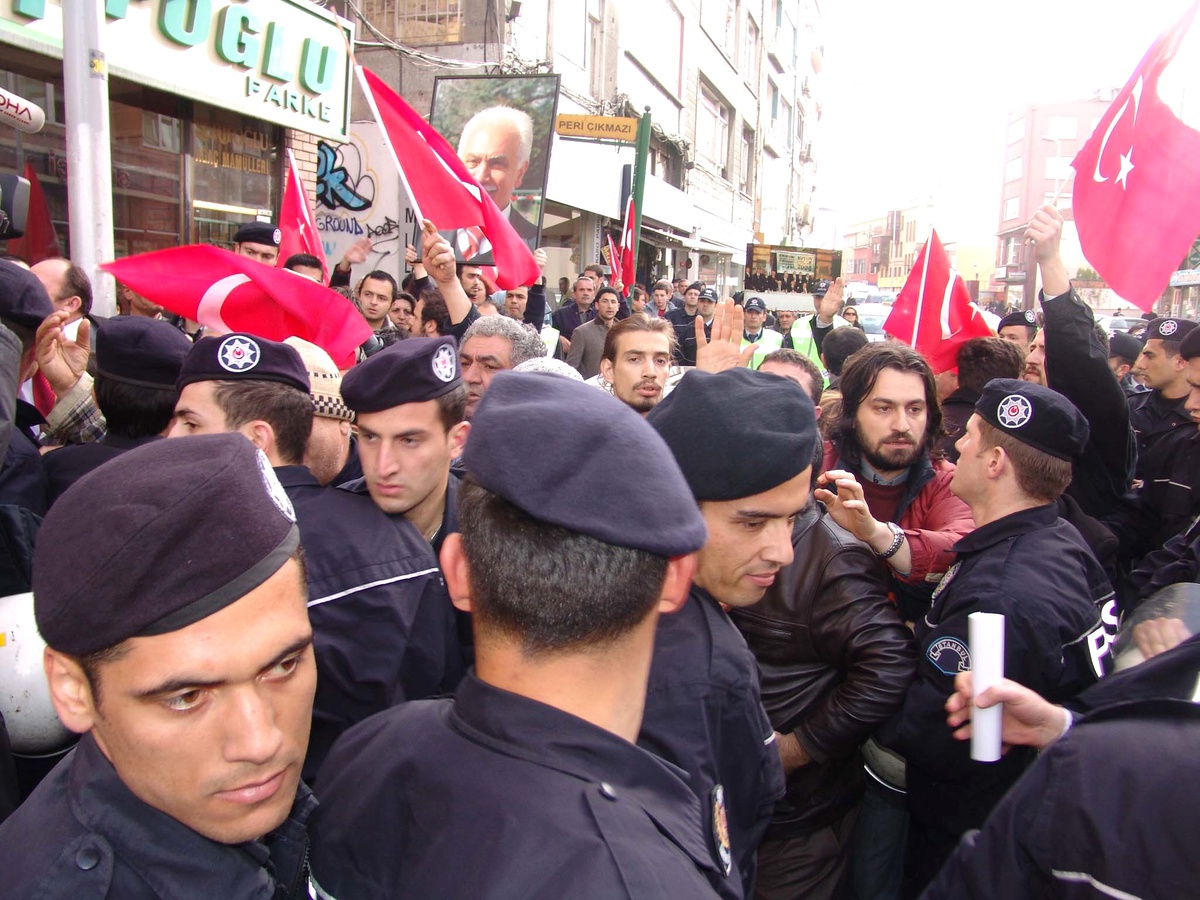 Tutuklanan Perinçek'in Adliye Çıkışında Arbede