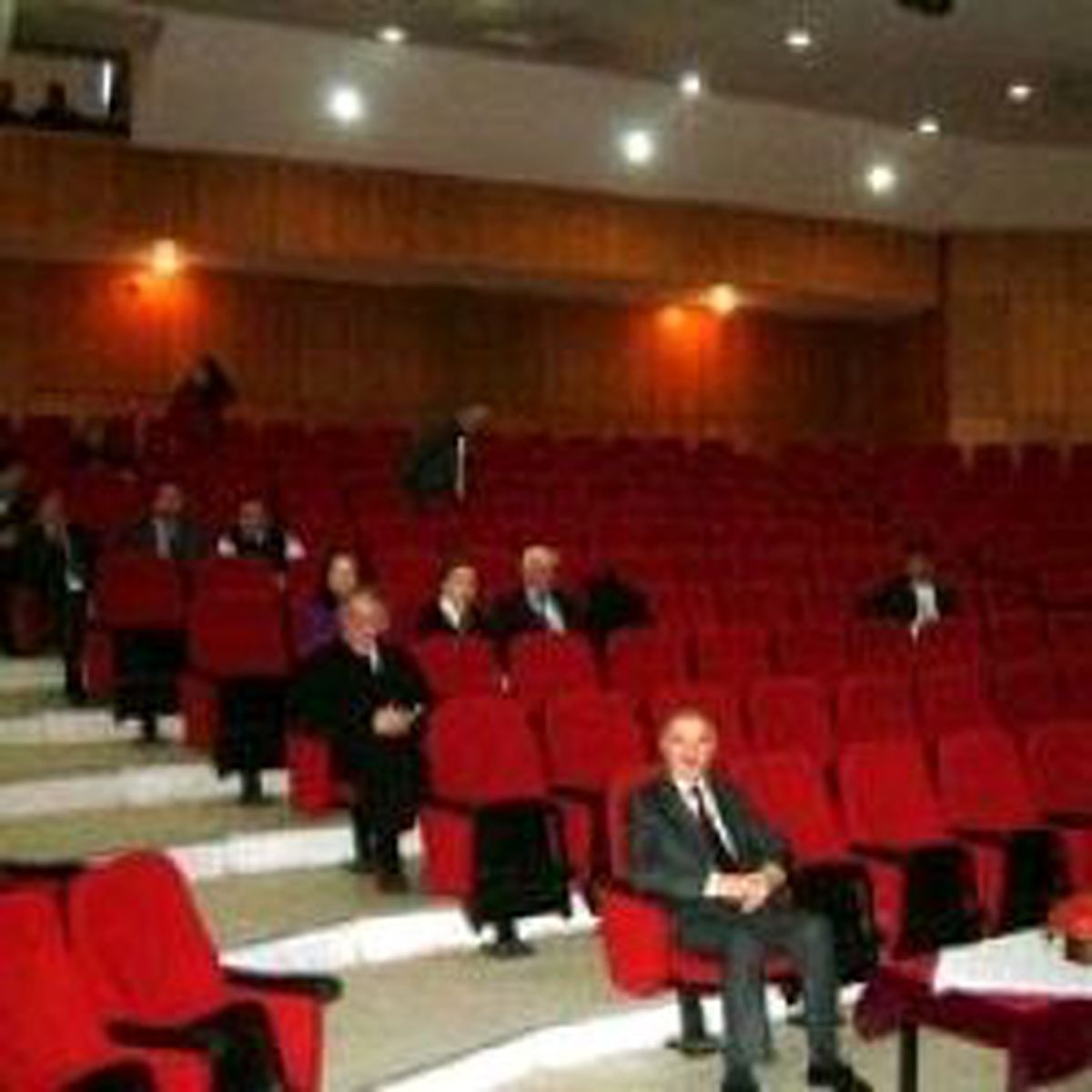 Boş Koltukları Personel Doldurdu