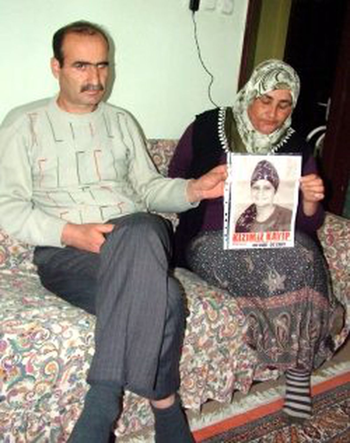 Şehir Şehir Dolaşarak Kaybolan Kızlarını Arıyorlar