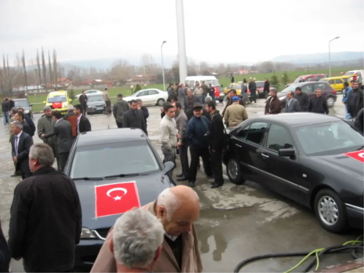 Şehit Yüzbaşının Cenazesini Yüzlerce Kişi Karşıladı