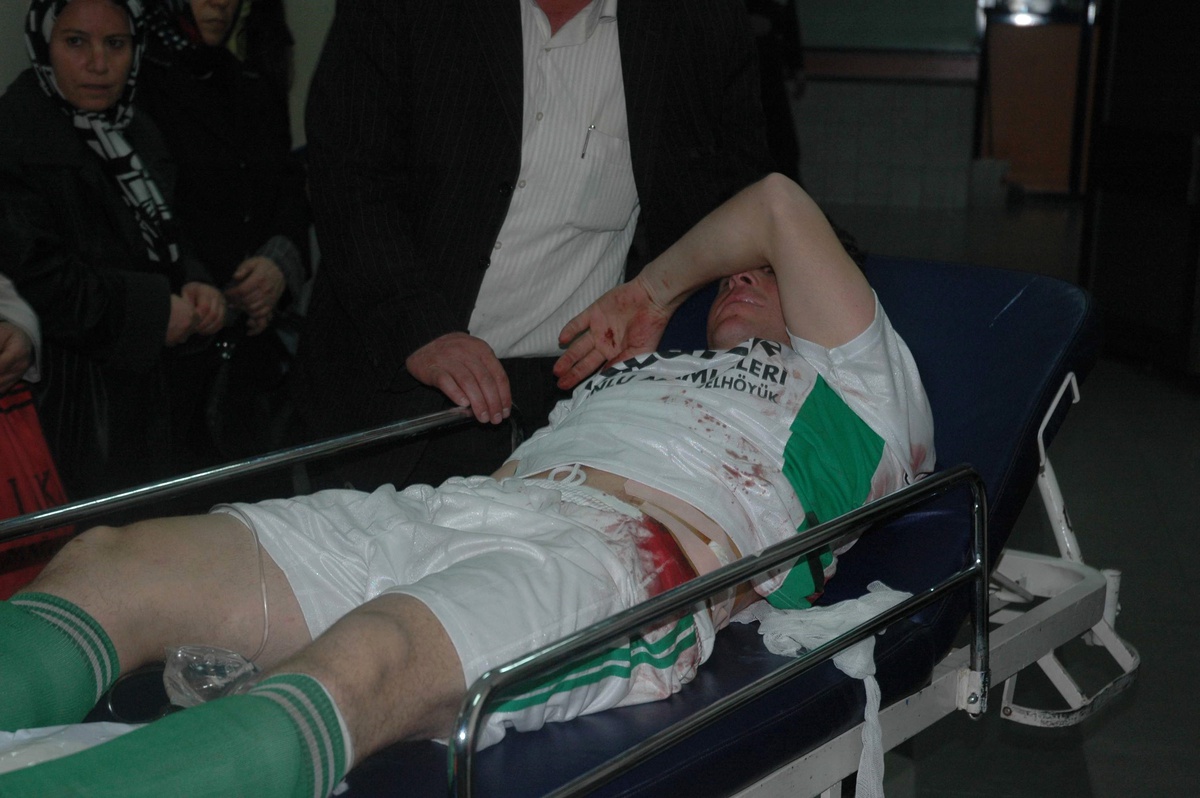 Amatör Küme Maçında Sahaya İnen Taraftar, İki Futbolcuyu Bıçakladı