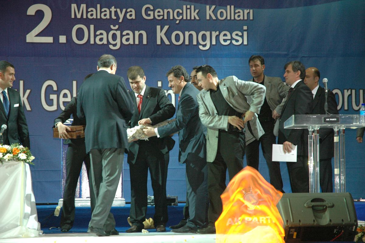Başbakan Erdoğan Çok Amaçlı Çakı Taşıyor