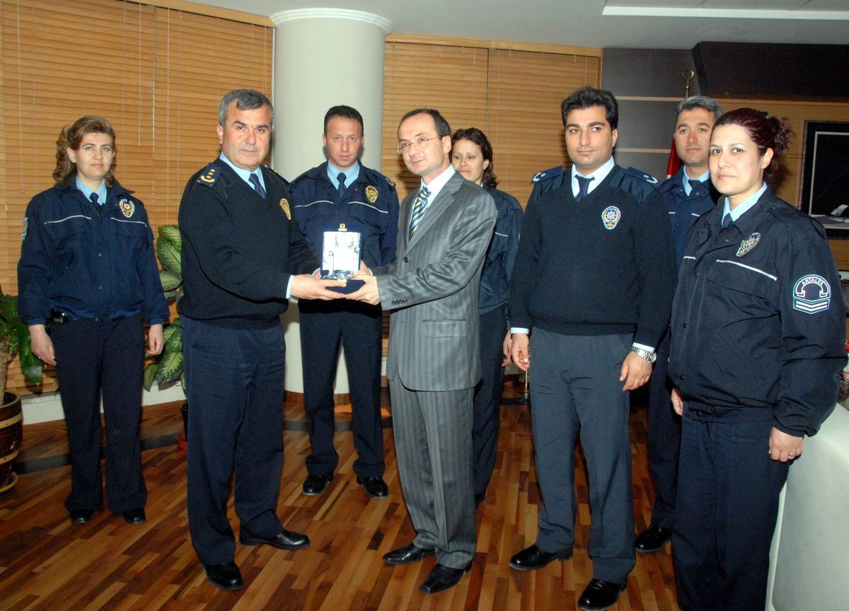 Antalya Polisinden Önerâ€™e Plaket