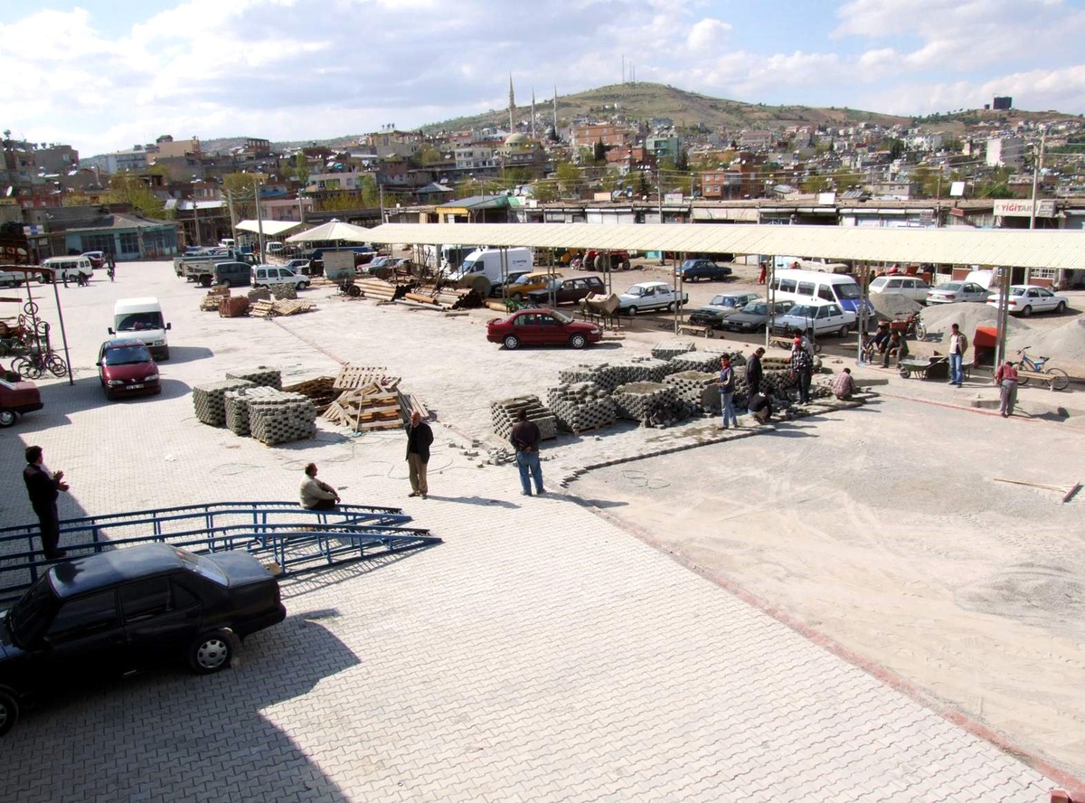 Besni Köylü Garajına Kilit Taşı Döşeniyor