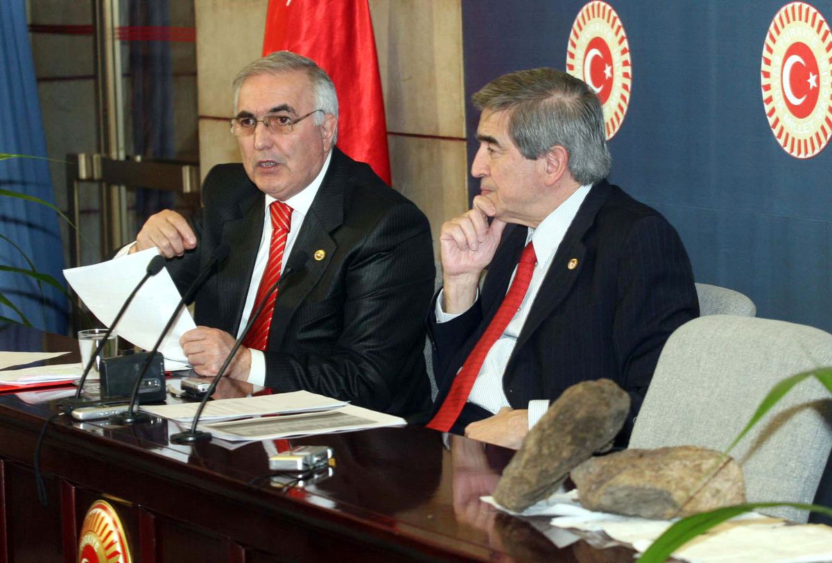 CHP'den Milli Eğitim Bakanı Çelik'e 'Tezek' Protestosu