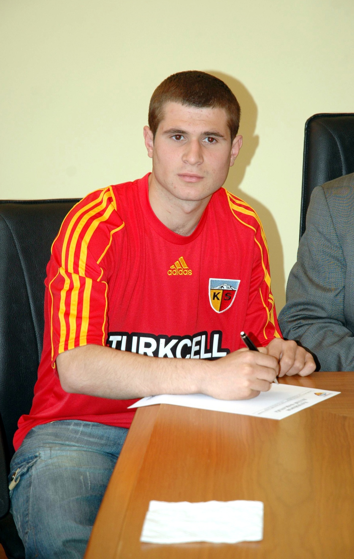 Kayserispor 16 Yaşındaki Genç Futbolcu Armağan ile Sözleşme İmzaladı