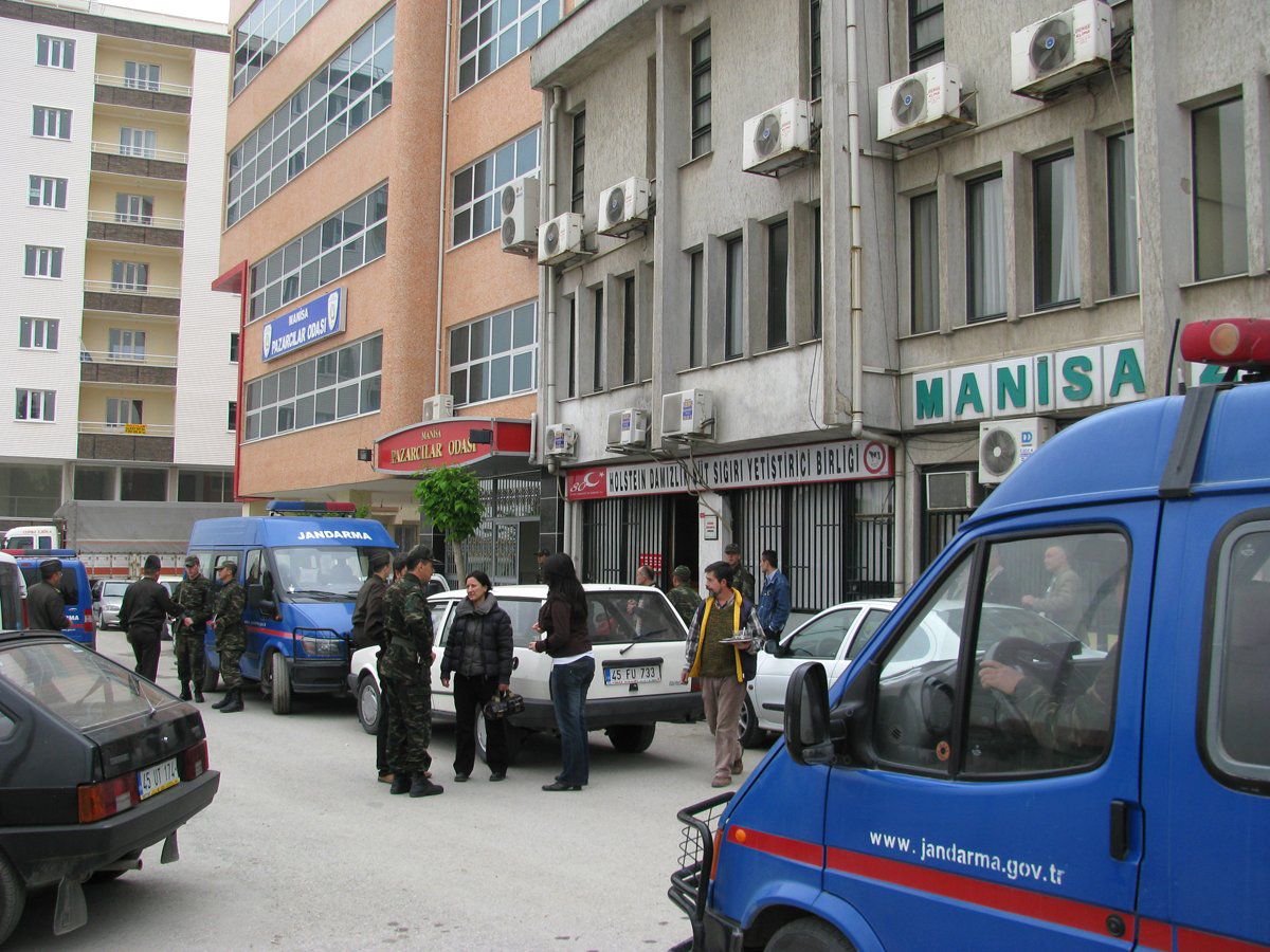 Manisa'da Jandarmadan Şafak Operasyonu