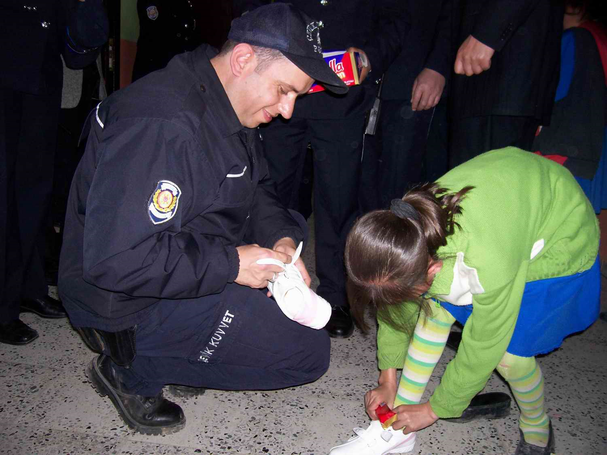 Çevik Kuvvet Polisi Öğrencileri Kalbine Gömdü