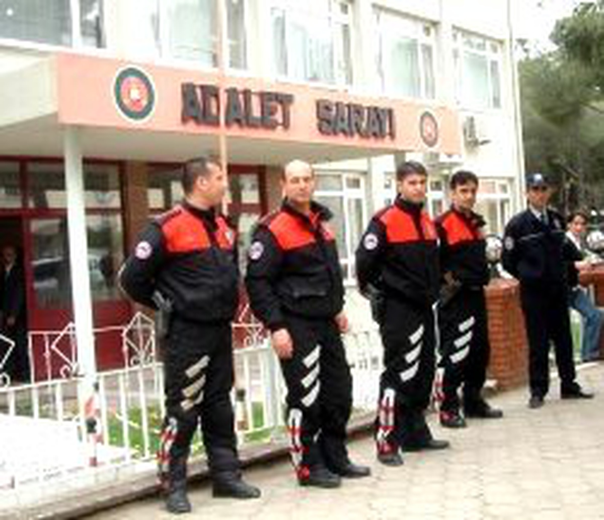 Burhaniye'de Romanlar Güvenlik Güçlerine Saldırdı