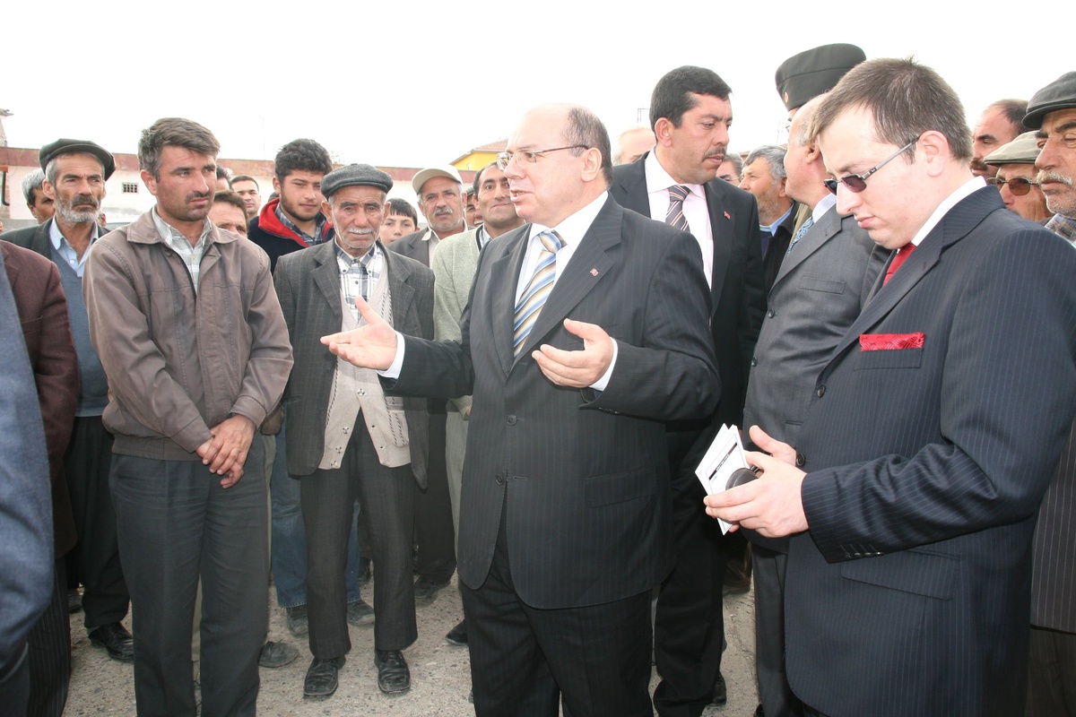 Yozgat Valisi Amir Çiçek, İlçelerde Vatandaşların Dert ve Sorunlarını Dinledi