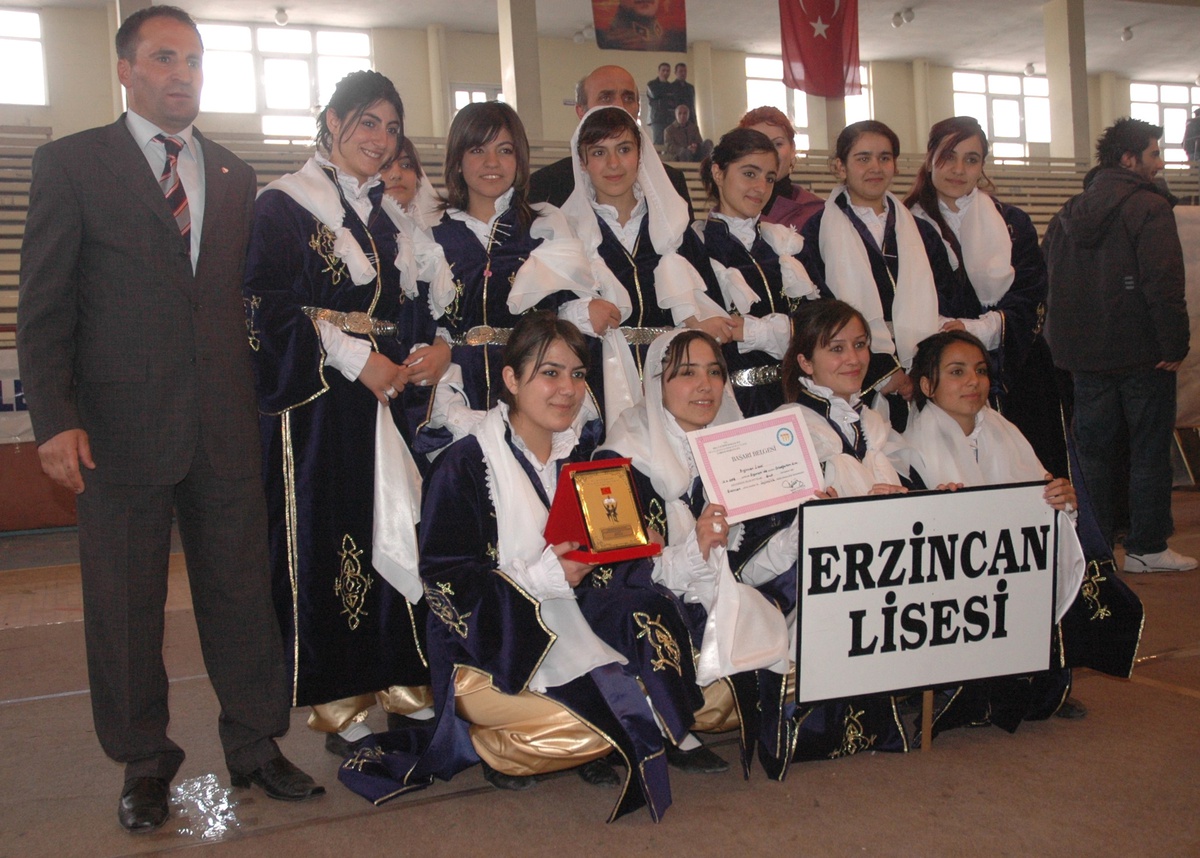 Erzurum'da Halk Oyunları Grup Yarışması