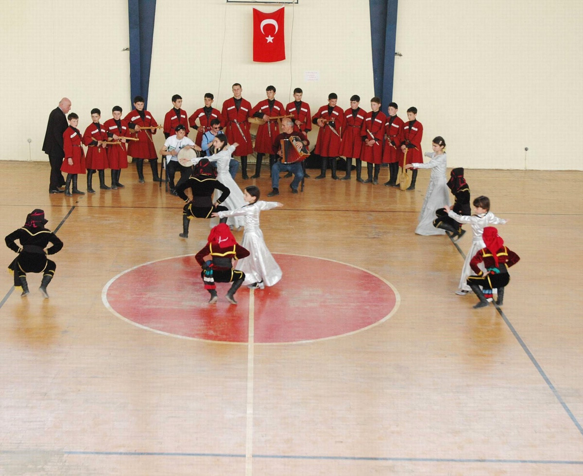 Gürcistan Ulusal Halk Oyunları Gösterisi Nusaybinlileri Büyüledi