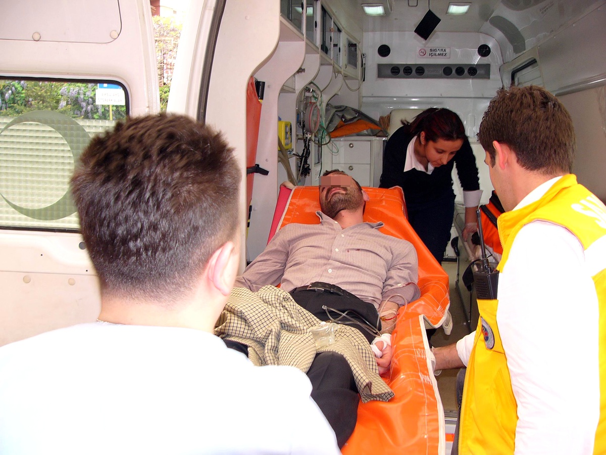 İlaç İçip Bileğini Keserek İntihara Kalkıştı