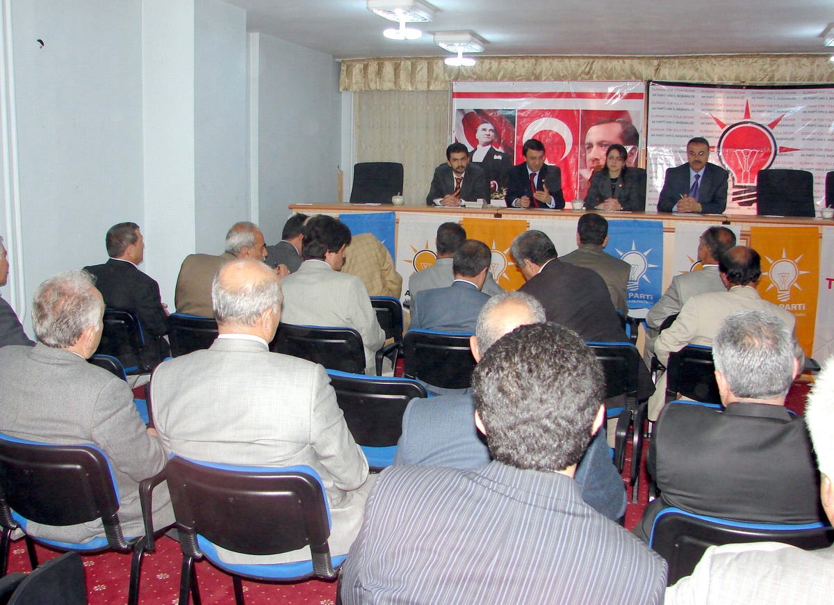AK Parti Van Milletvekilleri Muhtarlarla İstişare Toplantısı Yaptı