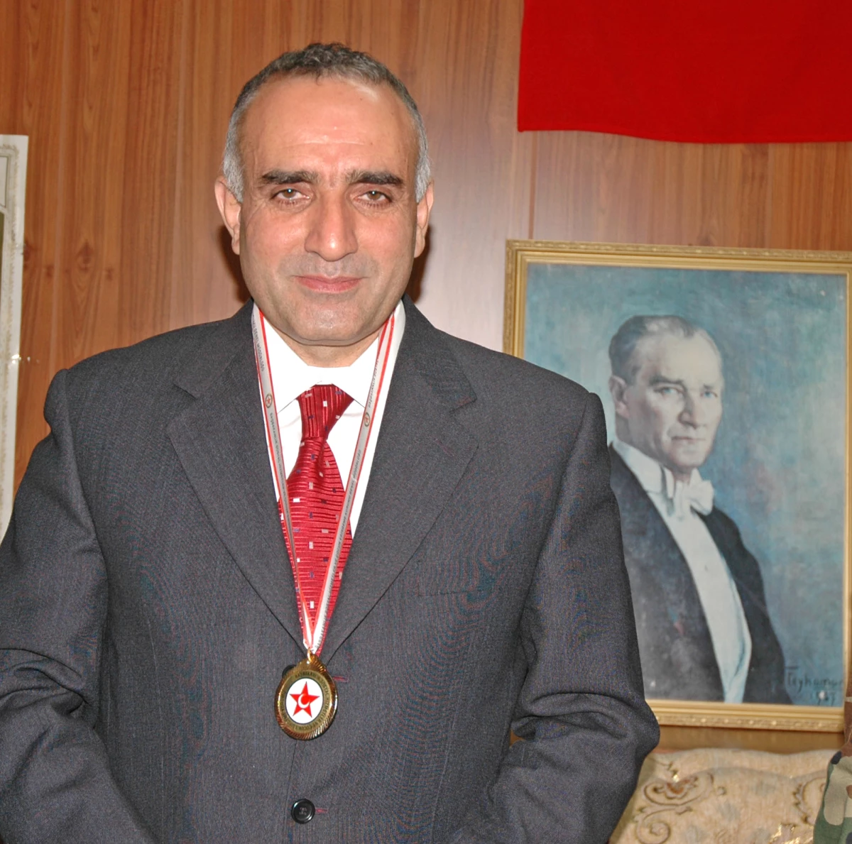 Bitlis Valisi Mevlüt Atbaş\'a Altın Madalya
