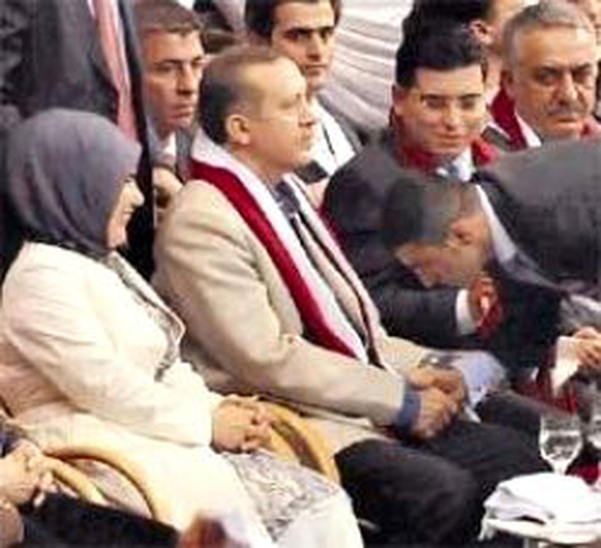 Gençler Elini Öptü