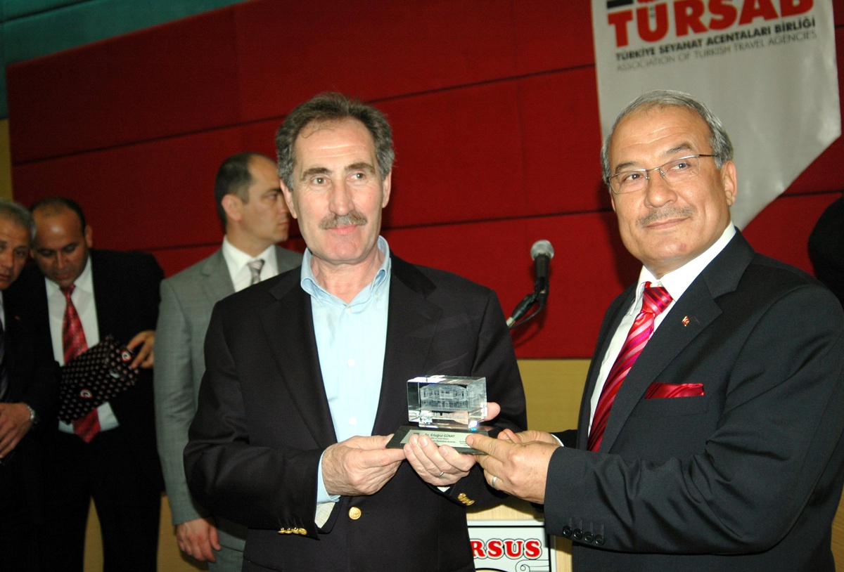 Bakan Günay, Bacca'nın Ruhuna Pavarotti'nin Şarkısını Armağan Etti