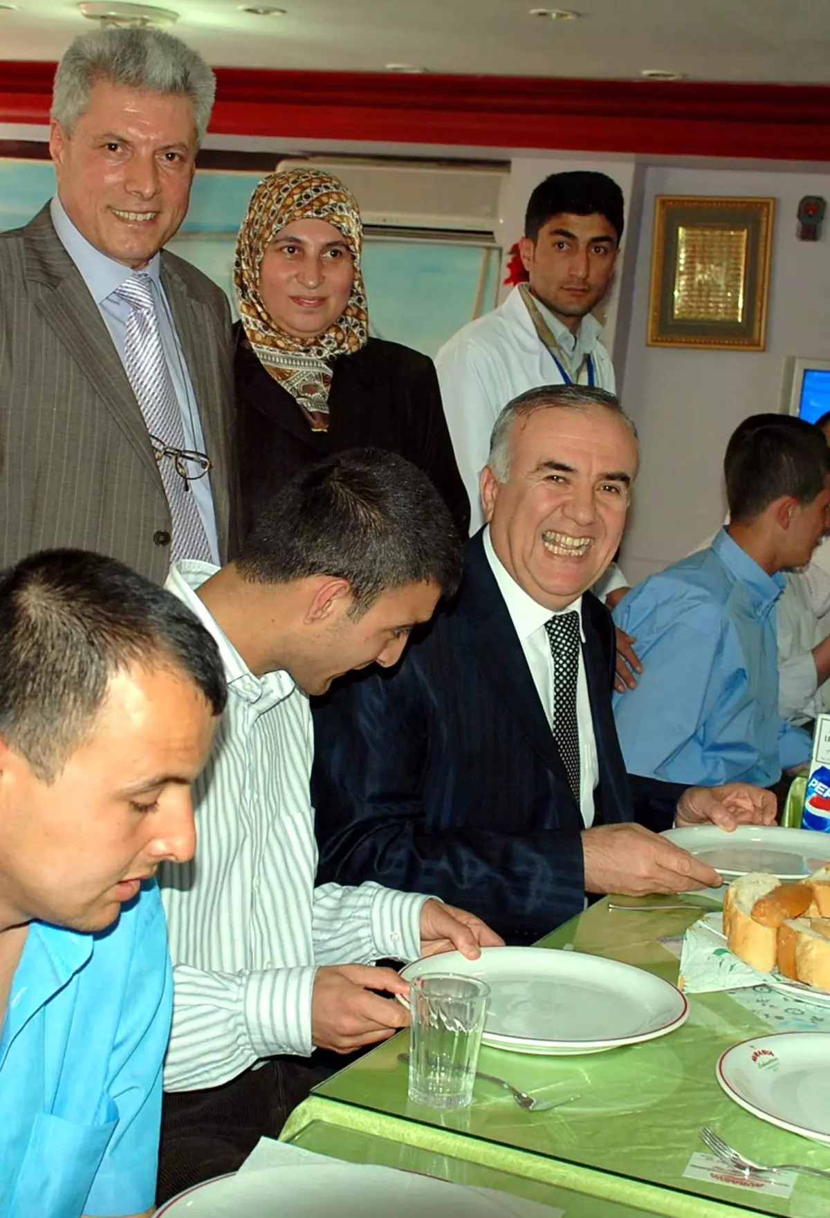 Iğdır'da İş Adamı Mahmut Şek, Bedensel ve Zihinsel Engelli Çocuklara Yemek Verdi