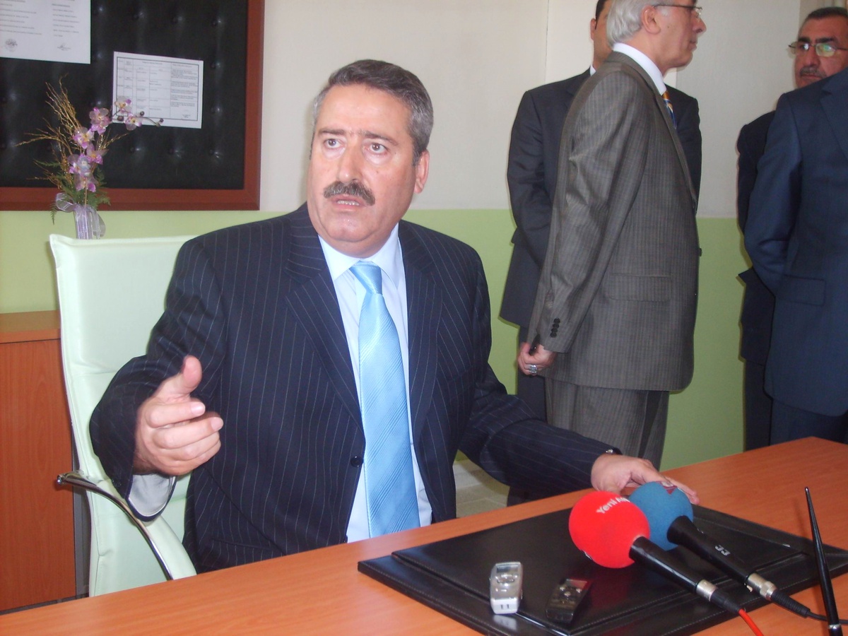 Vali Kıraç İstinat Duvarı Çatlayan Okulda İncelemede Bulundu