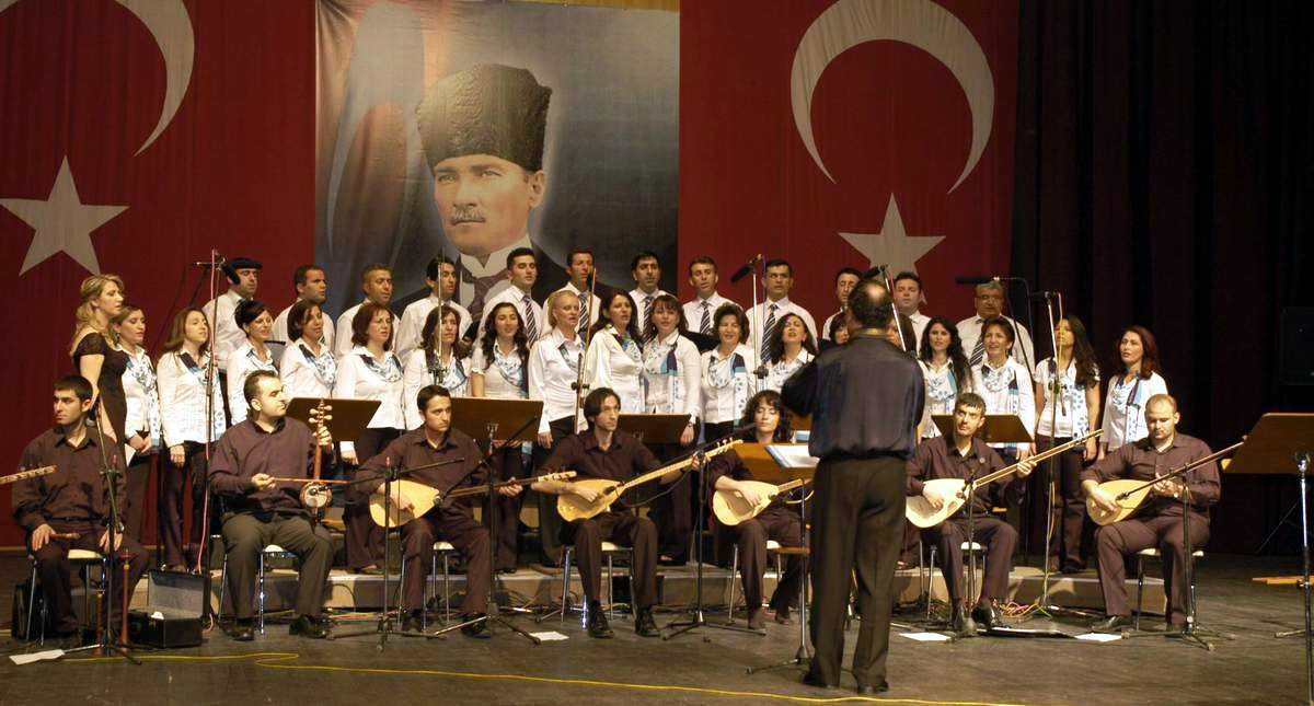 Üniversite Korosu Sanatçılara Taş Çıkarttı