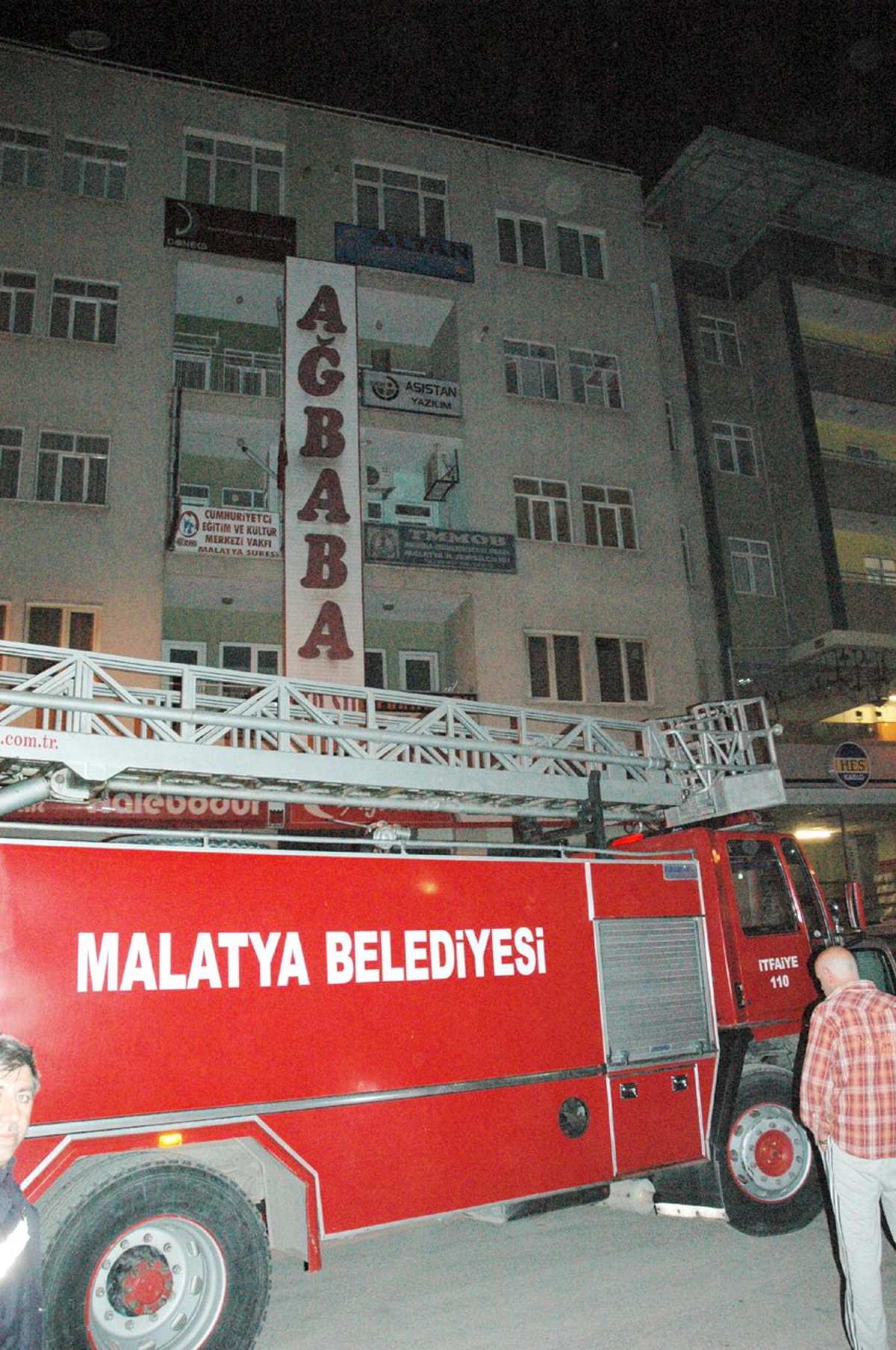 Zirve Yayınevi\'nin Eski Bürosunda Yangın Çıkınca Polis Alarma Geçti