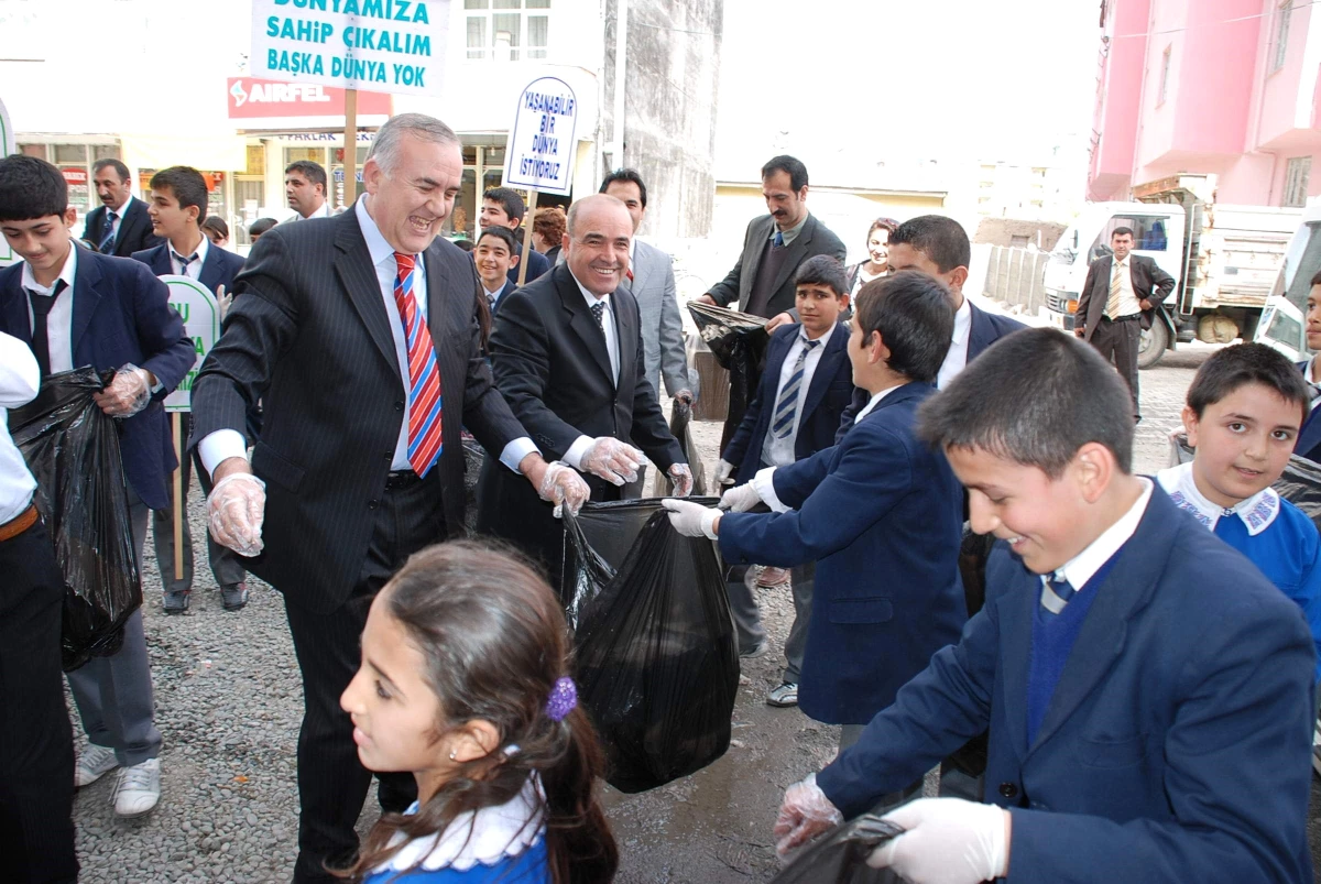 Iğdır\'da, İlköğretim Okulu Öğrencileri ve Protokol Üyeleri Temiz Çevre İçin Çöp Topladı