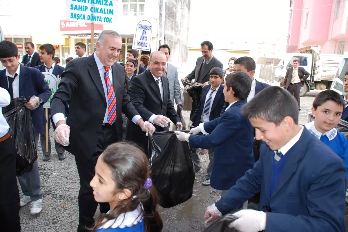 Iğdır'da, İlköğretim Okulu Öğrencileri ve Protokol Üyeleri Temiz Çevre İçin Çöp Topladı